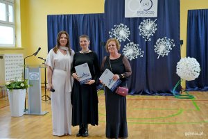 Opiekunki i prowadzące pracownię ceramiczną nagrodzone przez dyrekcję z okazji jubileuszu 90-lecia Szkoły Podstawowej nr 11. Na zdjęciu wraz z Joanną Zarzycką &ndash; dyrektorką Szkoły Podstawowej nr 11 