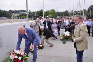 Prezydent Gdyni Wojciech Szczurek: - W Alei Żeglarstwa Polskiego uroczyście odsłoniliśmy tablicę upamiętniającą członków pierwszej załogi „Copernicusa”, fot. Michał Kowalski.