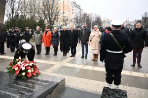 Delegacja gdyńskich samorządowców składająca kwiaty przed pomnikiem Polski Morskiej podczas uroczystości z okazji 98. rocznicy nadania Gdyni praw miejskich. Od lewej: radni Zenin Roda i Danuta Styk, Elżbieta Sierżęga - wiceprzewodnicząca Rady Miasta Gdyni, Joanna Zielińska - przewodnicząca Rady Miasta Gdyni, prezydent Wojciech Szczurek, radni Lechosław Dzierżak, Elżbieta Raczyńska, Dorota Płotka, Jarosław Kłodziński i Jakub Furkal 