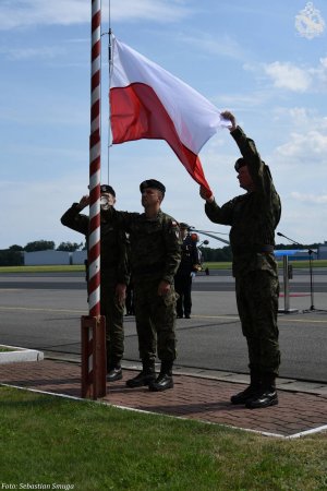 Żołnierze wciągają flagę na maszt podczas uroczystości objęcia obowiązków dowódcy 43. Bazy Lotnictwa Morskiego przez kmdr pil. Waldemara Orlińskiego // fot. Sebastian Smuga