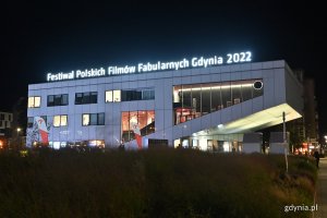 Oświetlony budynek GCF-u w nocy. U góry napis: Festiwal Polskich Filmów Fabularnych 2022 // fot. Michał Puszczewicz