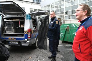 Strażnik miejski z siatką przy samochodzie