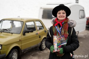 Wolontariuszka zbierająca datki przy zabytkowych pojazdach na Skwerze Arki Gdynia