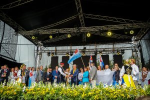 Światowy Zjazd Kaszubów 2025 w Szemudzie - przekazanie symbolicznej kleki dla prezydent Gdyni Aleksandy Kosiorek (fot. Kamil Złoch)