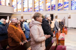 Uczestnicy mszy świętej w intencji pomordowanych w Kościele pw. Matki Boskiej Nieustającej Pomocy i św. Piotra Rybaka 