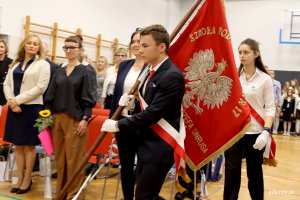 Jubileusz 80-lecia SP 17 w Gdyni, na zdjęciu poczet sztandarowy szkoły  (fot. Katarzyna Balcerzak)
