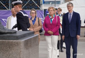 delegacja składa wieńce