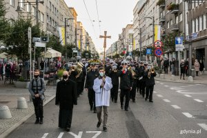 Procesja różańcowa z okazji Dnia Papieskiego w Gdyni. Przemarsz ulicą Świętojańską, na jego czele ministrant z krzyżem // fot. Karol Stańczak