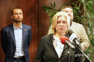 Beata Zastawna, radna Gdyni, stojąca przy mikrofonach
