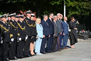 W uroczystości wzięli udział m.in.: poseł Michał Kowalski, członkini zarządu wojew&oacute;dztwa pomorskiego Agnieszka Baranowska, wiceprezydent Gdyni Rafał Geremek, wiceprzewodniczący Rady Miasta Gdyni &ndash; Ireneusz Trojanowicz i Jakub Ubych, członek zarządu stowarzyszenia Gdynian Wysiedlonych Andrzej Krajniak, prezes Światowego Związku Żołnierzy Armii Krajowej o/Gdynia Krzysztof Jankowski, przedstawiciele Marynarki Wojennej oraz mieszkańcy Gdyni