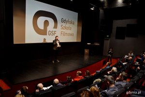 Uroczystość inauguracji nowego roku akademickiego i wręczenia dyplomów absolwentom gdyńskiej filmówki poprowadził Jerzy Rados - zastępca dyrektora Gdyńskiej Szkoły Filmowej // fot. Paweł Kukla