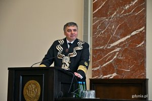 prof. dr hab. inż. kpt. ż. w. Adam Weintrit, rektor Uniwersytetu Morskiego w Gdyni, podczas uroczystości nadania tytułu doktora honoris causa UMG prof. Bradfordowi Parkinsonowi 