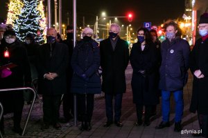 W uroczystości odsłonięcia tablicy pamiątkowej na budynku gdyńskiego ratusza uczestniczyli (Od lewej): Marek Stępa - naczelnik Wydziału Ochrony Dziedzictwa w Urzędzie Miasta Gdyni, Joanna Zielińska - przewodnicząca Rady Miasta Gdyni, Sławomir Rybicki - senator RP, Aleksandra Dulkiewicz - prezydent Gdańska, Jacek Karnowski - prezydent Sopotu // fot. Karol Stańczak