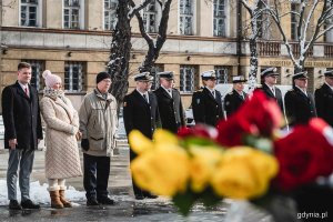 Od lewej: Adam Labuhn - asystent senatora Sławomira Rybickiego, radni Gdyni Elżbieta Raczyńska i Zenon Roda oraz przedstawiciele Marynarki Wojennej RP podczas uroczystości z okazji 78. rocznicy zakończenia walk o Gdynię // fot. Kamil Złoch