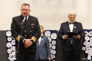 Jubileusz 80-lecia SP 17 w Gdyni, na zJubileusz 80-lecia SP 17 w Gdyni, na zdjęciu od lewej: dowódca ORP „ Błyskawica” komandor Paweł Ogórek, nauczyciel SP 17 Sławomir Wieloch (fot. Katarzyna Balcerzak)djęciu od lewej: Komandor, dowódca okrętu ORP „ Błyskawica” Paweł Ogórek, nauczyciel SP 17 Sławomir Wieloch (fot. Katarzyna Balcerzak)