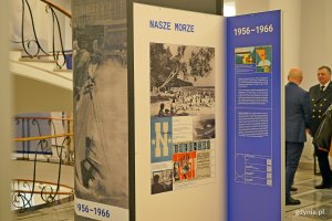 Ekspozytor prezentujący historię Gdyni w latach 1956-1966