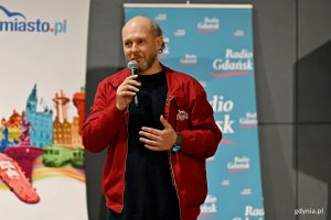 Mariusz Waras, autor instalacji &bdquo;Lighthouse&rdquo;, przemawiający podczas wernisażu