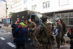 Żołnierze z Pomorskiej Obrony Narodowej przy wojskowej karetce