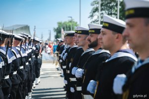 Oficjalne uroczystości z okazji Święta Wojska Polskiego w Gdyni, przy pomniku Polski Morskiej, fot. Kamil Złoch