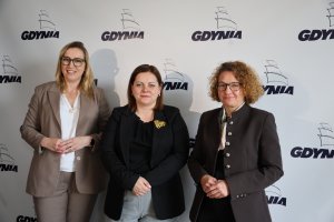 Porozumienie komunikacyjne między prezydent Gdyni Aleksandrą Kosiorek, prezydentką Sopotu Magdaleną Czarzyńską-Jachim i w&oacute;jt Kosakowa Euniką Niemc 