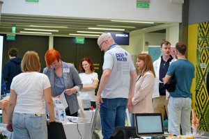 Panowie korzystający z badań i porad przy stoiskach medycznych na pasażu Centrum Handlowego Riviera z okazji Dnia Mężczyzny 