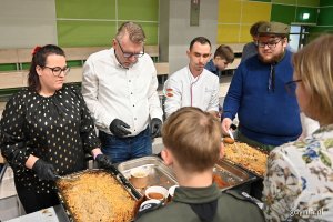 Przy wigilii pomagają harcerze i wolontariusze