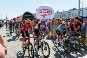 Peleton podczas startu 83. Tour de Pologne 