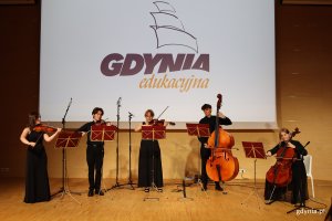 Zespół muzyczny na scenie podczas występu