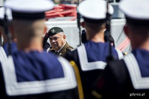 Generał salutuje przed marynarzami.
