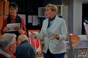 Radna miasta Teresa Bysewska przemawiająca podczas prewernisażu wystawy &bdquo;100 obraz&oacute;w na 100-lecie Gdyni&rdquo; i spotkania wigilijnego w Gdyńskim Centrum Organizacji Pozarządowych