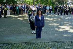 Posłanka Dorota Arciszewska-Mielewczyk składająca kwiaty pod pomnikiem Obrońców Wybrzeża na Cmentarzu Wojennym podczas obchodów 86. rocznicy wybuchu II wojny światowej 