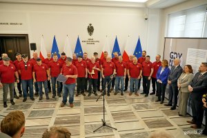 Męski Ch&oacute;r Szantowy &bdquo;Zawisza Czarny&rdquo; uświetnił wernisaż wystawy &bdquo;Gdynia x 10&rdquo;