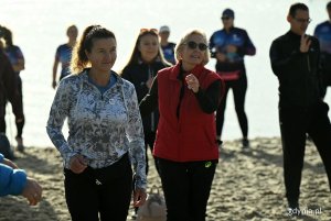 Rozgrzewka na plaży w Orłowie (fot. Michał Puszczewicz)