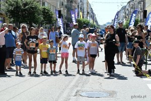 Podczas Kulinarnej Świętojańskiej nie zabrakło kluczowego punktu programu - Biegu Kelner&oacute;w. Na zdjęciu uczestnicy kategorii Junior