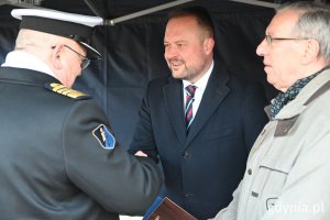 Na zdj. stoją:  komandor Sławomir Woźniak (z lewej, tyłem), wiceprezydent Marek Łucyk (w środku) i radny Zenon Roda