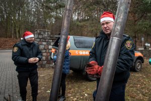 Dobrą metodę palenia w piecach prezentują w terenie strażnicy miejscy z Ekopatrolu, fot. Dawid Linkowski