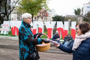 Biało-czerwone flagi trafiły do gdynian // fot. Mateusz Skowronek