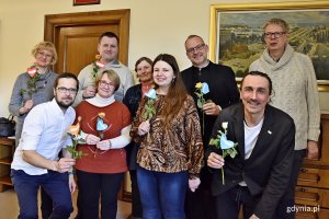 Przedstawiciele gdyńskich organizacji, które uczestniczą w akcji Akcja „Róża od św. Walentego” odwiedzili też Urząd Miasta, gdzie spotkali się z wiceprezydentem Michałem Guciem // fot. Paweł Kukla