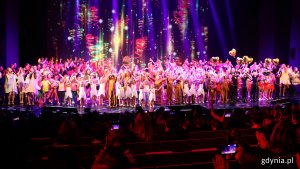 Koncert „Sekrety Zimowego Wiatru” w wykonaniu młodzieży z gdyńskiego MDK'u na scenie Teatru Muzycznego w Gdyni (fot. Katarzyna Balcerzak)