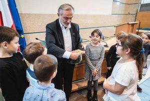 Dzieci ze Szkoły Podstawowej nr 35 na Witominie spotkały się z prezydentem Gdyni, Wojciechem Szczurkiem, który odpowiedział na ich pytania, fot. Kamil Złoch