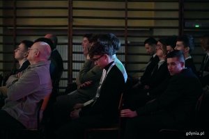 Uczestnicy olimpiady zgromadzeni w auli podczas gali finałowej XLIX Og&oacute;lnopolskiej Olimpiady Wiedzy Elektrycznej i Elektronicznej 