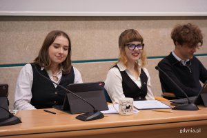 Na zdjęciu (od lewej) elegancko ubrani: wiceprzewodnicząca Iga Drzewicka, przewodnicząca Zuzanna Rybikowska, wiceprzewodniczący Aleksy Żukowski (fot. Karolina Szypelt)