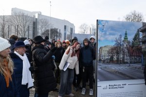 Grupa ludzi podziwia zdjęcia