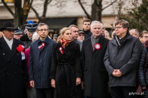 W uroczystościach przed pomnikiem Polski Morskiej wzięli udział m.in. parlamentarzyści. Od prawej: poseł Tadeusz Aziewicz, senator Sławomir Rybicki, posłanka Barbara Nowacka i poseł Marek Rutka // fot. Karol Stańczak