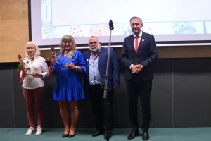 Grupa ludzi na scenie