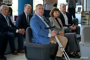 Od lewej: radny miasta i członek kapituły nagrody Arkadiusz Dzierżyński, radna miasta Małgorzata W&oacute;jcik i dyrektor Gdyńskiego Centrum Sportu i członek kapituły Paweł Brutel podczas gali wręczenia Nagrody im. Kapitana Leszka Wiktorowicza