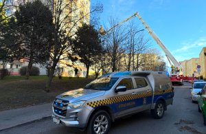 Na pierwszym planie radiow&oacute;z Strży Miejskiej, dalej auto strażackie z wysięgnikiem