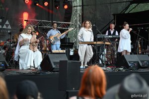 Kapela ze Wsi Warszawa & Bassałyki podczas występu na 20. Globaltice