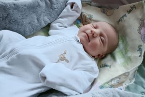 Noworodek w łóżeczku.