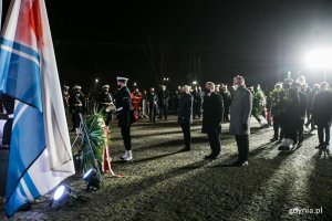 Kwiaty przed pomnikiem Ofiar Grudnia '70 złożyli: prezydent Gdyni Wojciech Szczurek, przewodnicząca Rady Miasta Joanna Zielińska i wiceprezydent Michał Guć // fot. Karol Stańczak